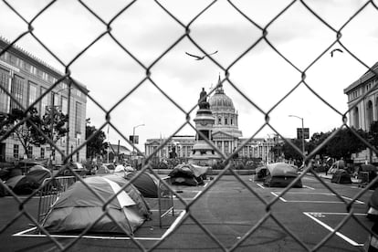 El Ayuntamiento de San Francisco habilitó frente a su sede un espacio al aire libre para personas sin hogar.

