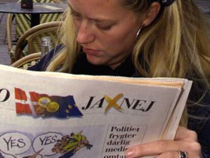 Una ciudadana danesa lee un peri&oacute;dico en una imagen de archivo