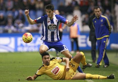 El delantero del Deportivo Luis Alberto supera la entrada del argentino Dos Santos, del Eibar.