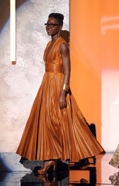 De naranja y de Givenchy. Así recibió el premio a Mejor actriz de reparto en los premios NAACP.