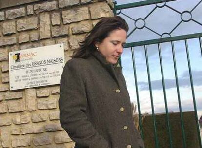 Mazarine Pingeot, durante una visita a la tumba de su padre, Françoise Mitterrand, en 2004.