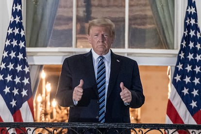 El presidente Donald Trump en la Casa Blanca a su llegada del hospital, este lunes.