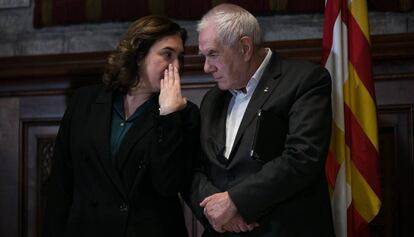 La alcadesa Ada Colau y Ernest Maragall (ERC) durante la presentacion del acuerdo de presupuestos municipales.