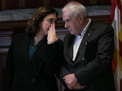 La alcadesa Ada Colau y Ernest Maragall (ERC) durante la presentacion del acuerdo de presupuestos municipales.