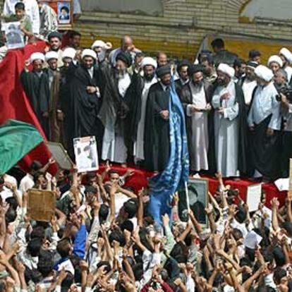 Clérigos chiíes y fieles musulmanes celebran en Bagdad el nacimiento del profeta Mahoma.