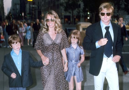 Robert Redford, su mujer Lola, y sus hijos Jamie y Shauna, en Nueva York en 1969. 