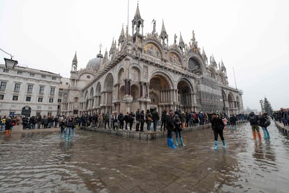 Decenas de personas caminan por unas pasarelas para evitar el agua en la plaza de San Marcos. El sistema MOSE, que Venecia estrenó en octubre de 2020, consiste en una serie de diques hidráulicos que cierran las tres bocas que unen la laguna veneciana con el mar en los días en que las mareas crecen por encima de los 110 centímetros, impidiendo así la llegada del agua a la capital del Véneto.