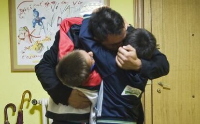 Un padre recoge a sus hijos en un punto de encuentro familiar.