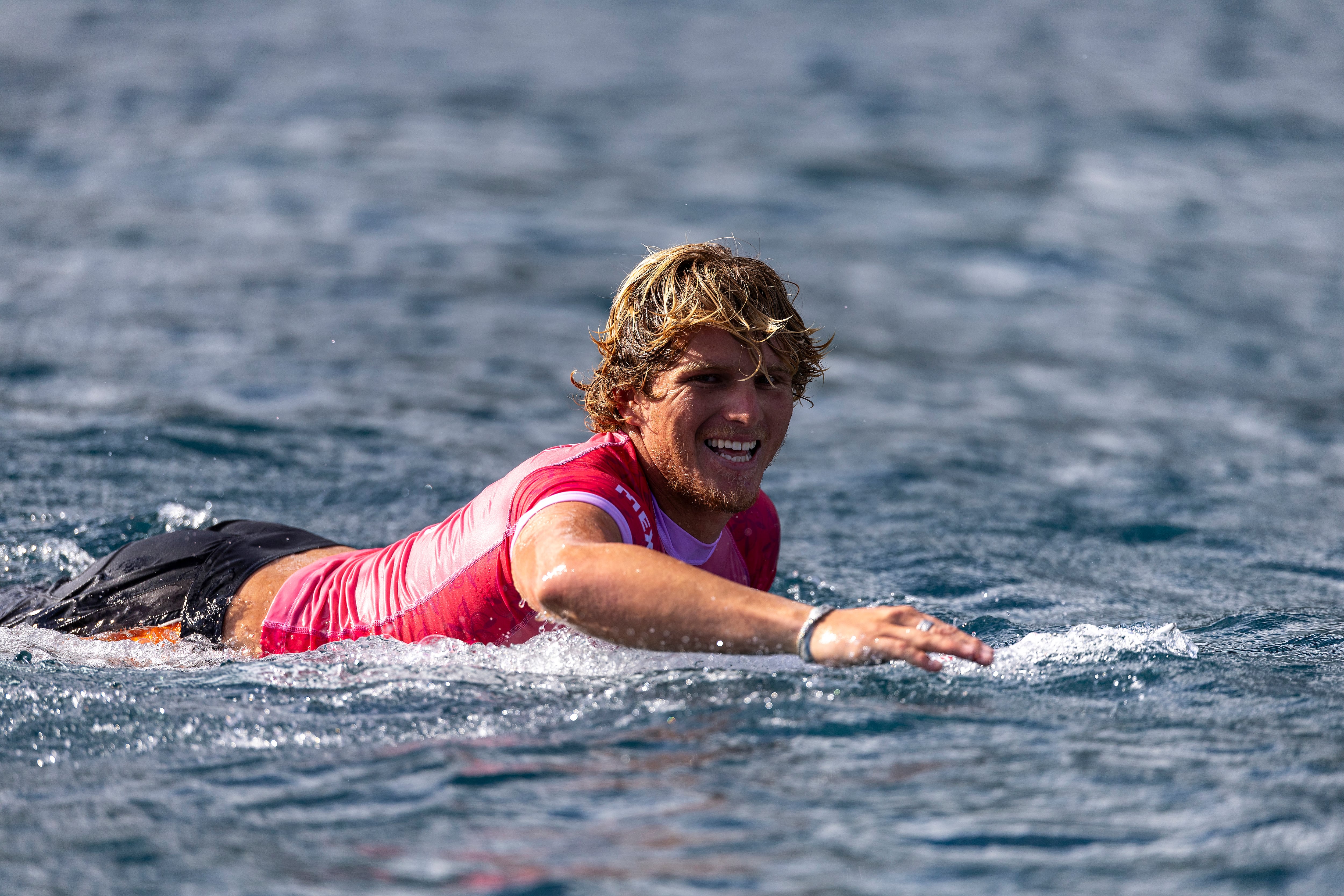 El surfista olímpico mexicano Alan Cleland denunciado por agredir sexualmente a una adolescente