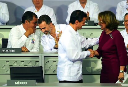 Felipe de Borbón departe con el presidente ecuatoriano, Rafael Correa, detrás del presidente mexicano, Enrique Peña Nieto, y la secretaria general iberoamericana, Rebeca Grynspan. La escena tuvo lugar durante la XXIV Cumbre Iberoamericana, el 8 de diciembre de 2014.