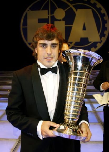 Fernando Alonso en 2006 con su segundo trofeo de Campeón del Mundo de F1.