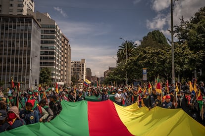 La cita a marchar por las calles del centro de Bogotá, a las nueve de la mañana, reunió a 1.500 indígenas que recorrieron cientos de kilómetros, a sindicalistas y a políticos oficialistas. 