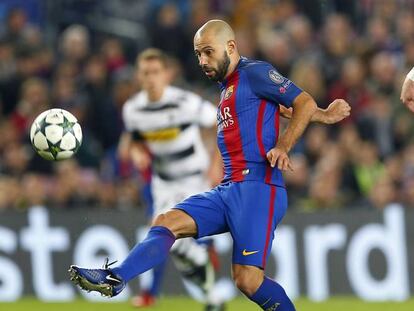 Mascherano juga la pilota contra el Mönchengladbach.