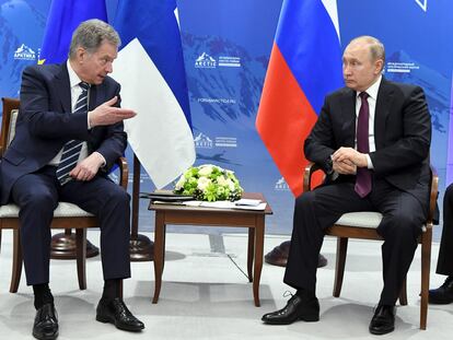 Vladímir Putin, con el presidente finlandés, Sauli Niinistö, en abril de 2019, en un foro sobre el Ártico celebrado en San Petersburgo.