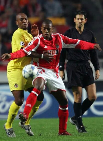 Fernandes lucha con Senna en un partido de Champions entre el Benfica y el Villarreal, en 2005