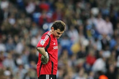 Iker Casillas, cabizbajo tras recibir el gol de la Real Sociedad.