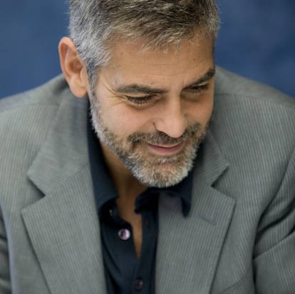<p>George Clooney no se convirtió de la noche a la mañana en uno de los galanes de Hollywood. El actor creció entre campos de tabaco en Kentucky. Durante sus años en la universidad (quiso ser periodista), se dedicó a vender trajes y zapatos para hombre y también trabajó en el departamento de ventas de unos grandes almacenes. También ejerció como mozo de almacén e incluso hizo sus pinitos de albañil. Además, cuando era la época también cortaba tabaco. “He estado arruinado más tiempo en mi vida del que he tenido éxito, así que entiendo el significado de ser un empleado y lo difícil que puede ser llegar a fin de mes”, dijo Clooney en una entrevista.</p> <br> <p> <p>“He cortado tabaco para vivir en Kentucky. Ese es un trabajo duro. He vendido seguros puerta a puerta. Ese es un trabajo duro. Actuar no lo es”, dijo en una entrevista con ‘Hollywood Reporter’ en diciembre de 2011. “Me acuerdo [de su vida de antes de ser actor] que oía a estrellas famosas quejarse sobre lo difíciles que eran sus vidas. Y yo no quería oír eso. Así que actuar no lo encuentro difícil, a veces lo veo un reto y a veces soy malo en ello, pero no es difícil”.</p> <br> <p>