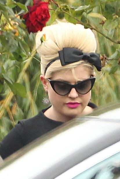 La cantante Kelly Osbourne llegó al cementerio con un peinado que recuerda a los que lucía su amiga Winehouse.