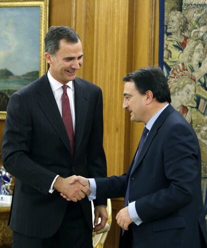 El Rey saluda al portavoz del PNV, Aitor Esteban (d), en el Palacio de la Zarzuela, el 19 de enero de 2016.