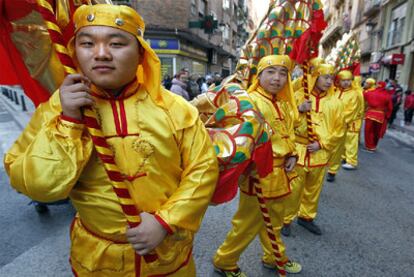 Ciudadanos de todos los países, incluida China, ayer en el desfile del carnaval de Russafa.