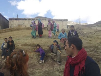 Varios miembros de la fundaci&oacute;n Ytto trabajan junto a ni&ntilde;as en una aldea de la regi&oacute;n de Imilchir, la semana pasada.