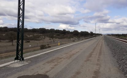 Poste de electrificación de la línea de alta velocidad Madrid-Extremadura.