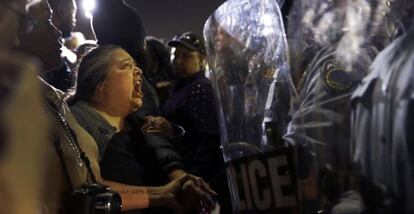 Una mujer se enfrenta a la policía de Ferguson (EE UU) durante una protesta. El jefe policial dimitió por las críticas de discriminación racial.