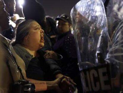 Una mujer se enfrenta a la policía de Ferguson (EE UU) durante una protesta. El jefe policial dimitió por las críticas de discriminación racial.
