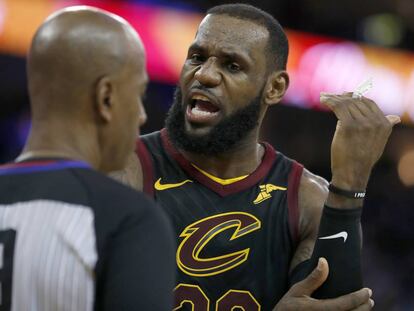 LeBron James protesta al &aacute;rbitro Derrick Stafford en el Warriors-Cavaliers.