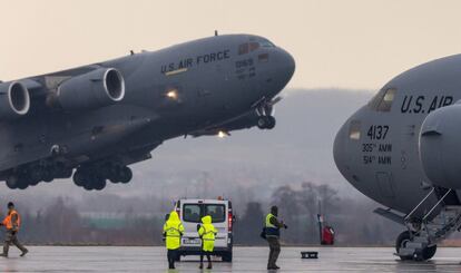 Aviones de transporte de la Fuerza Aérea de los Estados Unidos llenan las pistas del aeropuerto de Rzeszów-Jasionka, en Polonia, este miércoles. El presidente de EE UU, Joe Biden, ha ordenado el traslado de casi 3.000 tropas al este de Europa para proteger el flanco oriental de la OTAN ante la posibilidad de un ataque ruso a Ucrania. Moscú, que ha desplegado más de 100.000 tropas cerca de la frontera ucraniana, niega las acusaciones de Occidente de que esté planeando una invasión.