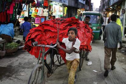 Un niño tira de una bici cargada de tiras de cuero en la zona altamente contaminada de Hazaribagh, en Dhaka, Bangladesh.