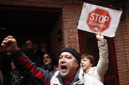 Unas 200 personas formaban un tapón en la entrada y controlaban la entrada de la gente al portal. Entre ellos, integrantes de Stop Desahucios, que se movilizan vía internet contra lso desahucios.