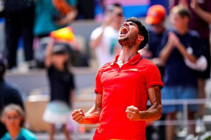 Carlos Alcaraz celebra la victoria en su partido frente al estadounidense Tommy Paul. 