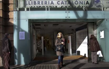 Els clients llegien a inicis de l'any l'anunci del tancament de la llibreria Catalònia, a Barcelona.