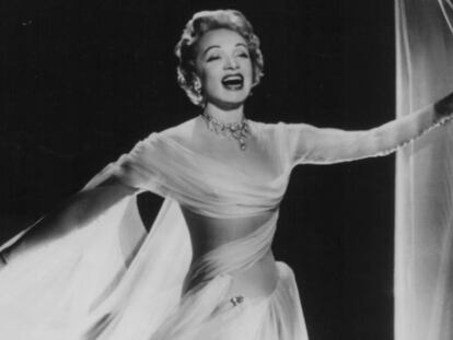 Marlene Dietrich durante una actuaci&oacute;n en Las Vegas en 1954.