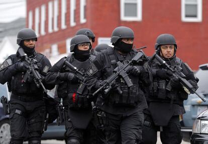 Un comando de equipos especiales recorre las calles de Watertown en busca de Dzhokar Tsarnaev, el sospechoso de los atentados de Boston que ha hu&iacute;do de la polic&iacute;a.