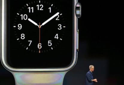 El nuevo dispositivo de Apple cuenta con una pantalla cuadrada, a diferencia del Motorola Moto 360 o del LG G Watch R