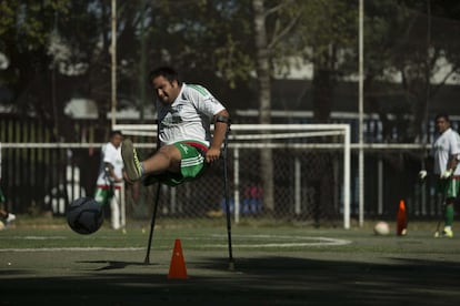 Morales trabaja en los semáforos de la Ciudad de México. Se dedica a dominar el balón durante 60 minutos y considera que es el mejor trabajo del mundo al sacar hasta 800 pesos (40 dólares) en unas cinco horas