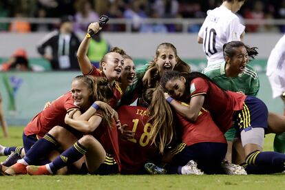 Jugadoras de España celebran su victoria tras vencer a Japón, en el estadio Nacional en San José (Costa Rica). 