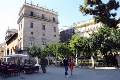 Vista general del Palau de la Generalitat y sus jardines.