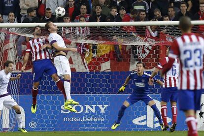 Raúl García cabecea para anotar el segundo gol del Atlético.