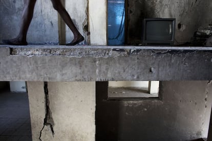 Son imágenes tomadas el pasado 29 de junio 2015. Más de cinco años después de que un terremoto asolara gran parte del país afectando la vida de más de tres millones de personas. Y todavía hay quienes sufren las consecuencias. En la fotografía, Zarmor Sendi camina por los pasillos y escaleras de un edificio gubernamental abandonado después del seísmo en Port-au-Prince, la capital y epicentro del desastre. Sendi, de 28 años, perdió su casa en el terremoto y más tarde fue expulsado de un campamento establecido para los desplazados.