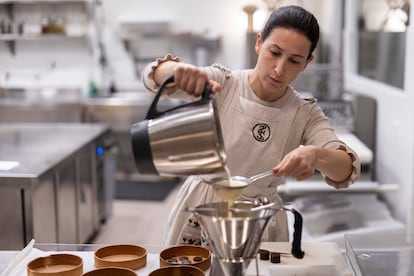 La pastelera Maite Otegui trabajando en el obrador de 22:22 Cultura Dulce, su nueva pastelería.