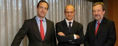 Gonzalo Gort&aacute;zar, presidente; Javier Valle, director general; y Tom&aacute;s Muniesa, vicepresidente de VidaCaixa.