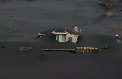 Vista aérea de unas viviendas cercanas al volcán de Cumbre Vieja, desde un dron en Las Manchas, en la isla de La Palma