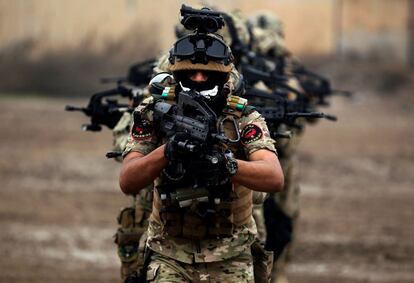 Los miembros de la unidad militar de Respuesta Rápida de Irak participan en un entrenamiento antiterrorista, en una base militar dentro del Aeropuerto Internacional de Bagdad.