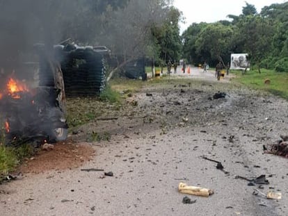 En una fotografía de redes sociales, los daños ocasionados por el coche cargado de explosivos, el 21 de julio en Arauca (Colombia).