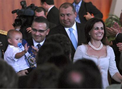 El presidente salvadoreño, Mauricio Funes (izquierda), acompañado por su esposa, Vanda Pignato, y su bebé, tras la jura de su cargo.