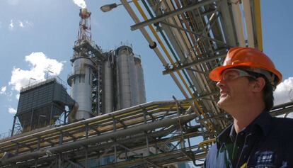 Un trabajador de Basf en la planta de Tarragona.