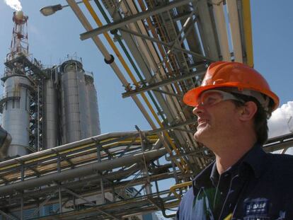 Un trabajador de Basf en la planta de Tarragona.